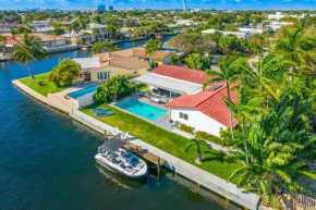 Lux Waterfront Villa/ 5 Min to Beach/ Pool / Boat/ Kayaks